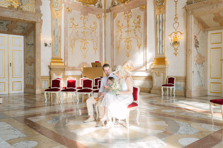 Bräutigam lächelt die Braut bei ihrer Hochzeit in Salzbug an