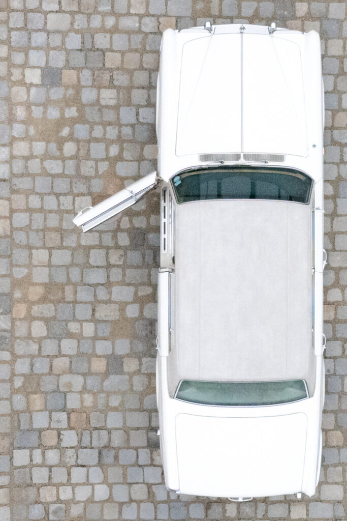 Brautauto bei einem Hochzeitsshooting aus der Vogelperspektive mit einer Drohen vom Hochzeitsfotografen Rosenheim aufgenommen