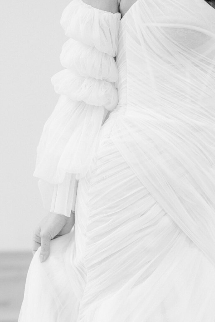 Detailaufnahme von einem Brautkleid mit Tüllärmeln