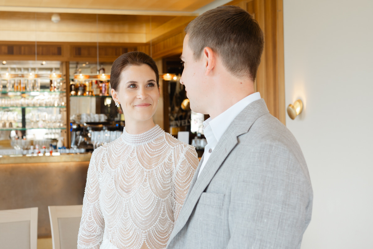 Braut lächelt bei der standesamtlichen Trauung auf der Beletage in Bad Reichenhall bei Rosenheim