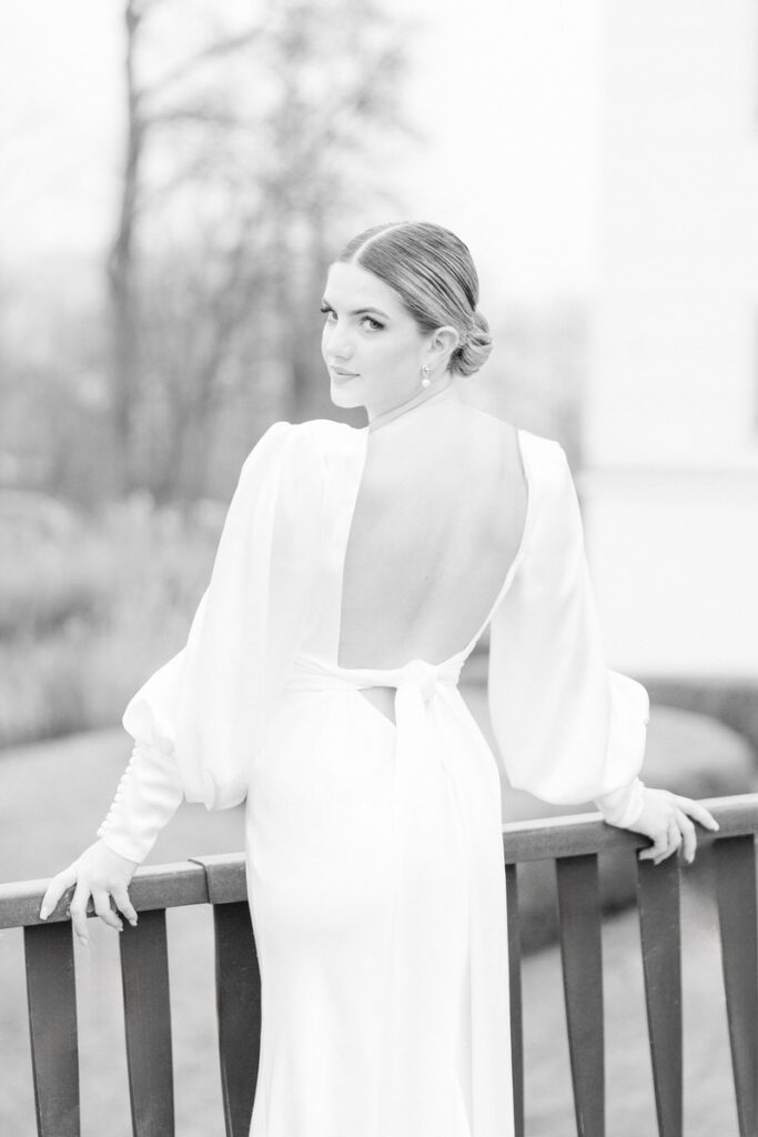 Schwarz-weiß Porträt bei einer Schlosshochzeit von einer Braut mit tiefem Rückenausschnitt