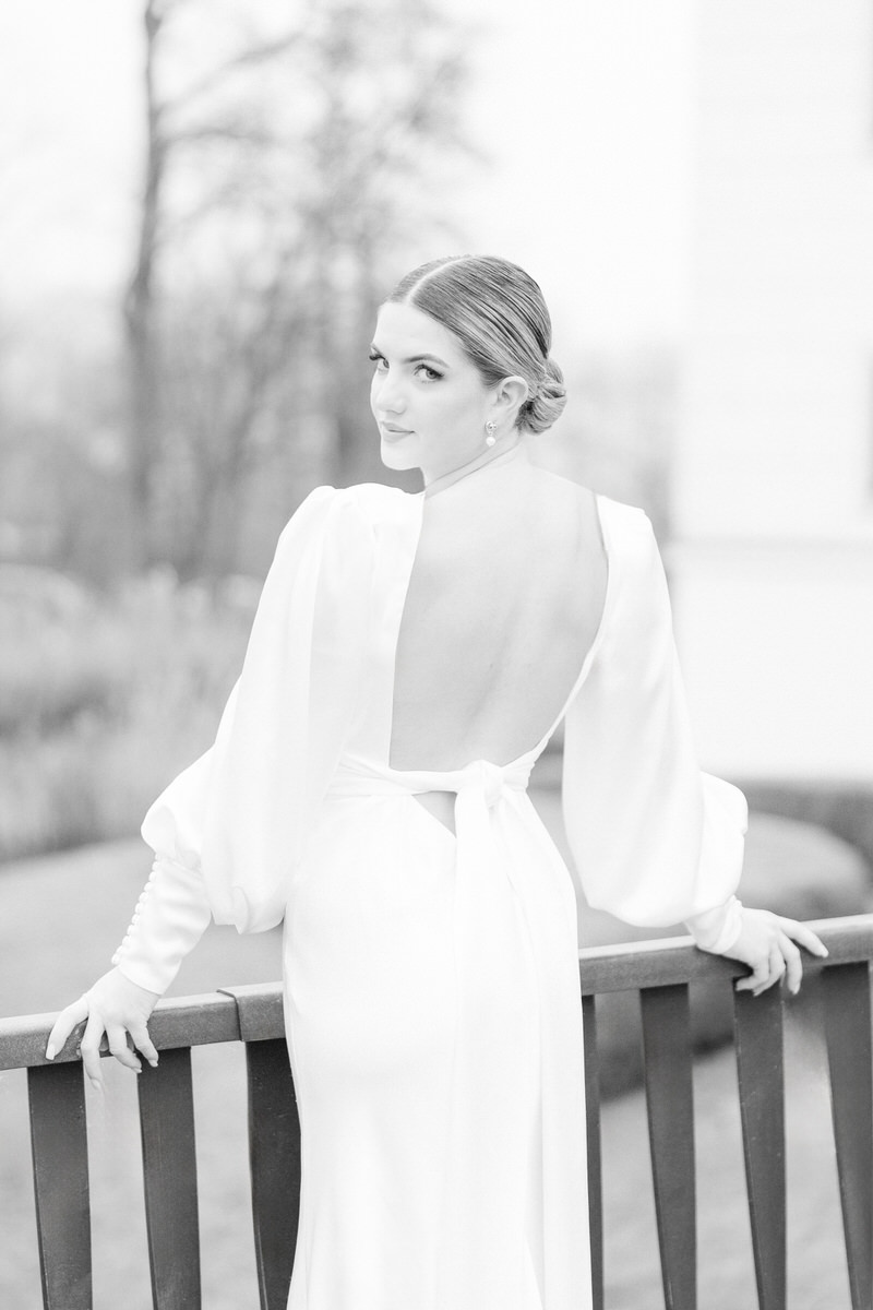 Schwarz-weiß Porträt bei einer Schlosshochzeit von einer Braut mit tiefem Rückenausschnitt