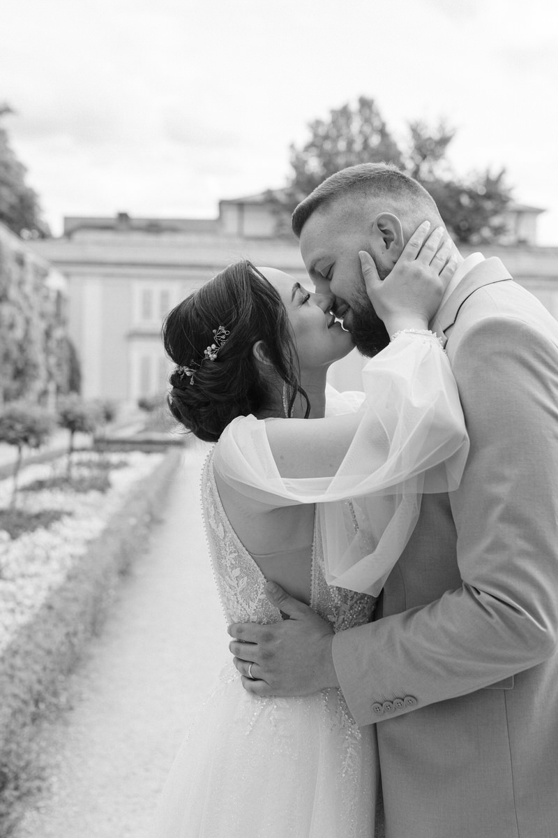 Ein Brautpaar küsst sich bei ihrem Hochzeitsshooting in Rosenheim