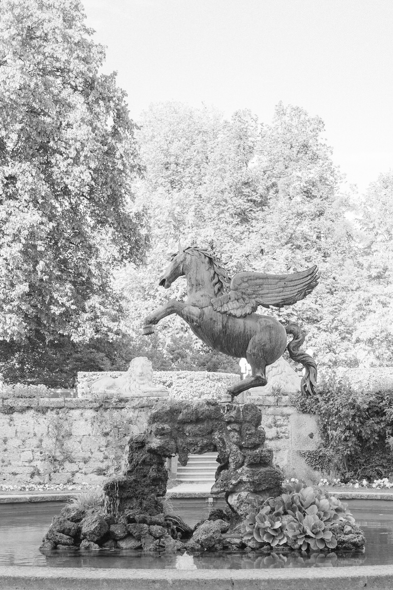 Schwarz weiß Aufnahme vom Pegasusbrunnen im Schlosspark Mirabell in Salzburg bei eine standesamtlichen Hochzeit im Sommer