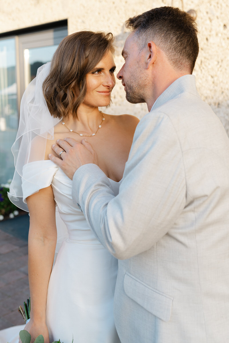 Braut und Bräutigam sehen sich verliebt bei ihrer Hochzeit an