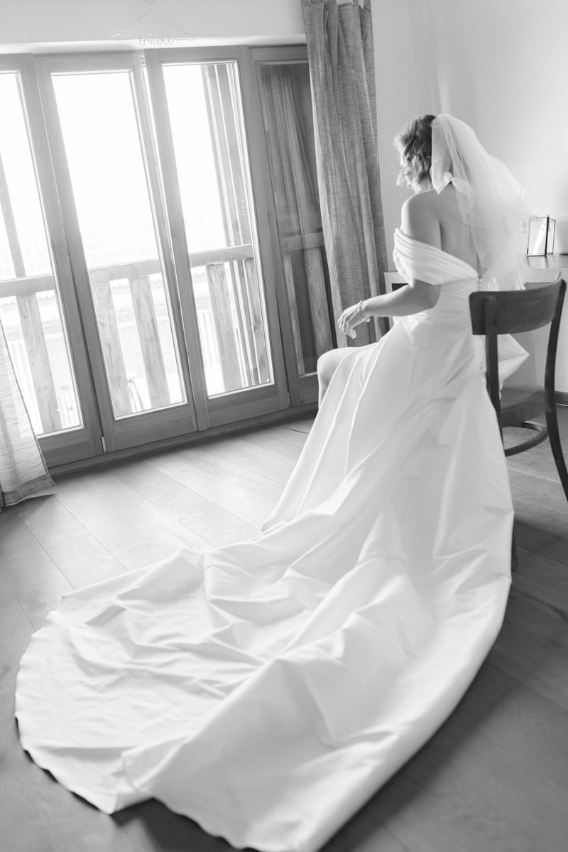 Braut bei ihrem getting ready in einem Hotel in Riedering bei Rosenheim in schwarz weiß fotografiert