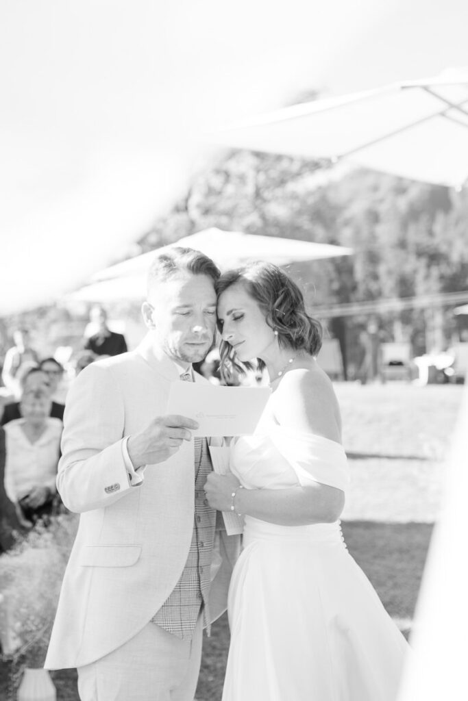 Hochzeitspaar liest emotionales Eheversprechen bei freier Trauung am Samerberg