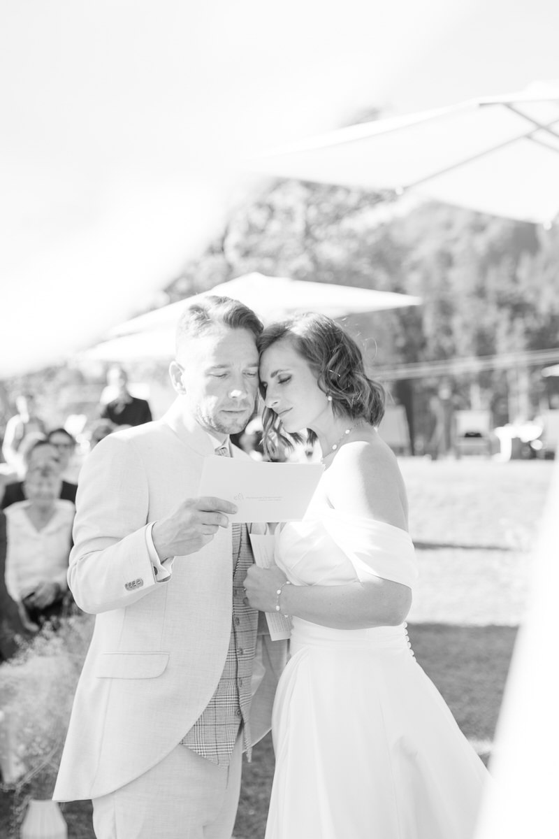 Hochzeitspaar liest emotionales Eheversprechen bei freier Trauung am Samerberg