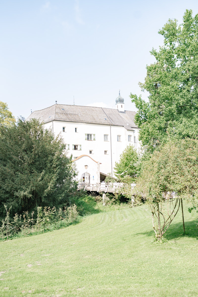 Außenansicht von der Hochzeitslocation Schloss Amerang