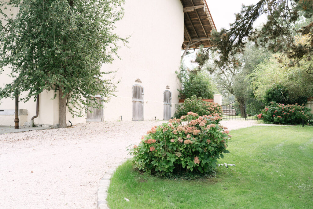 Schlossanlage von Schloss Amerang und historischem Gebäude im Hintergrund