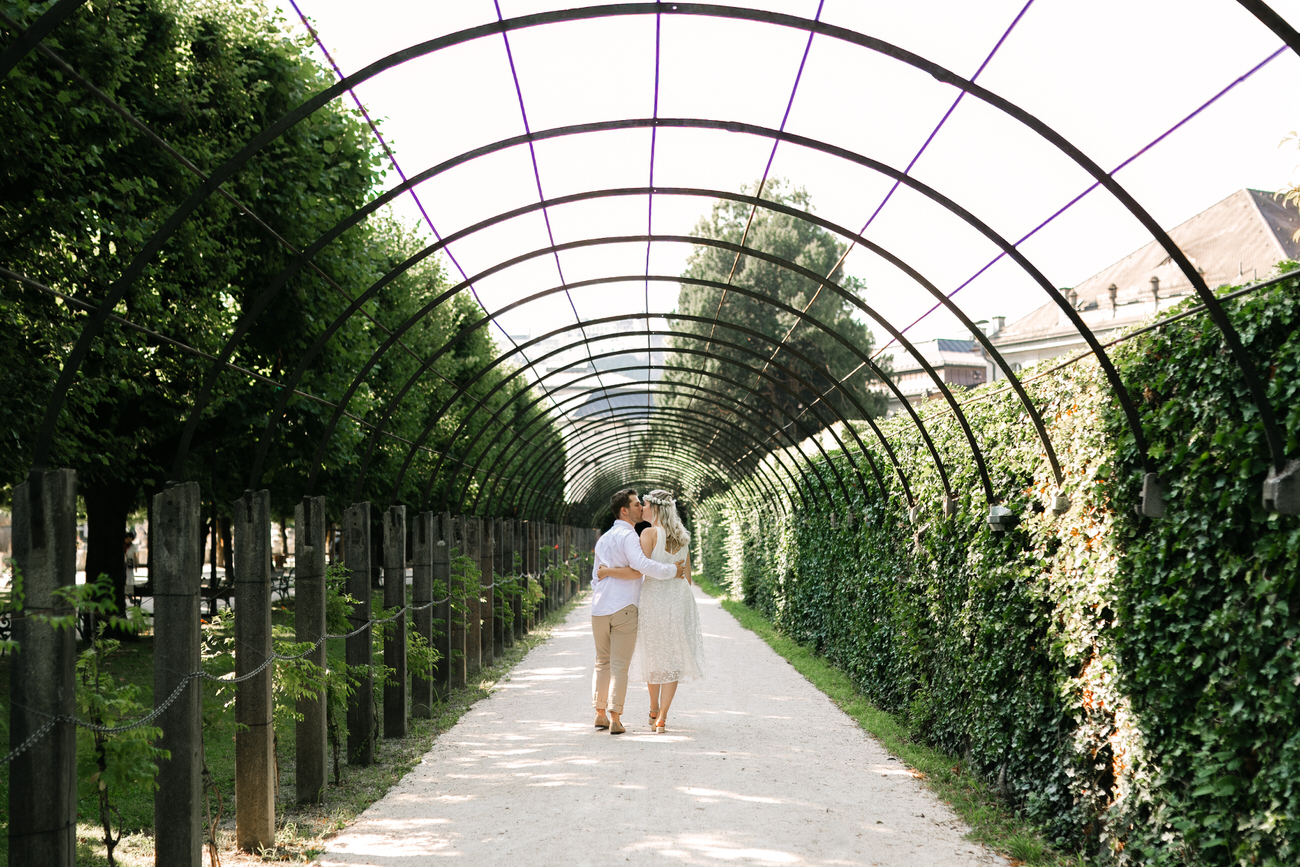Brautpaar küsst sich beim Paarshooting im Mirabellgarten