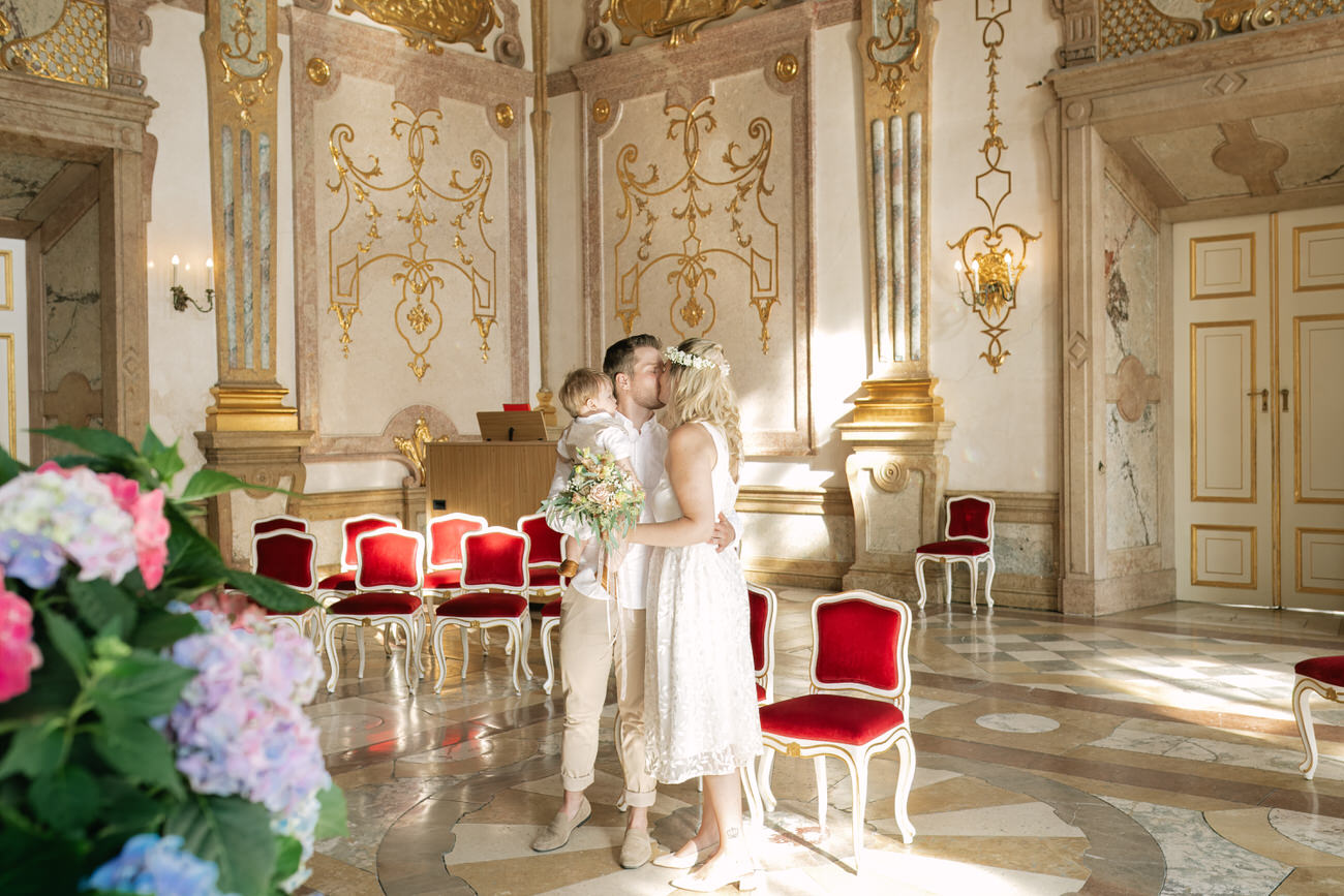 Gesamtansicht vom Marmorsaal mit Brautpaar bei einer standesamtlichen Trauung mit einer Standesbeamtin und einem Musiker an einem Klavier