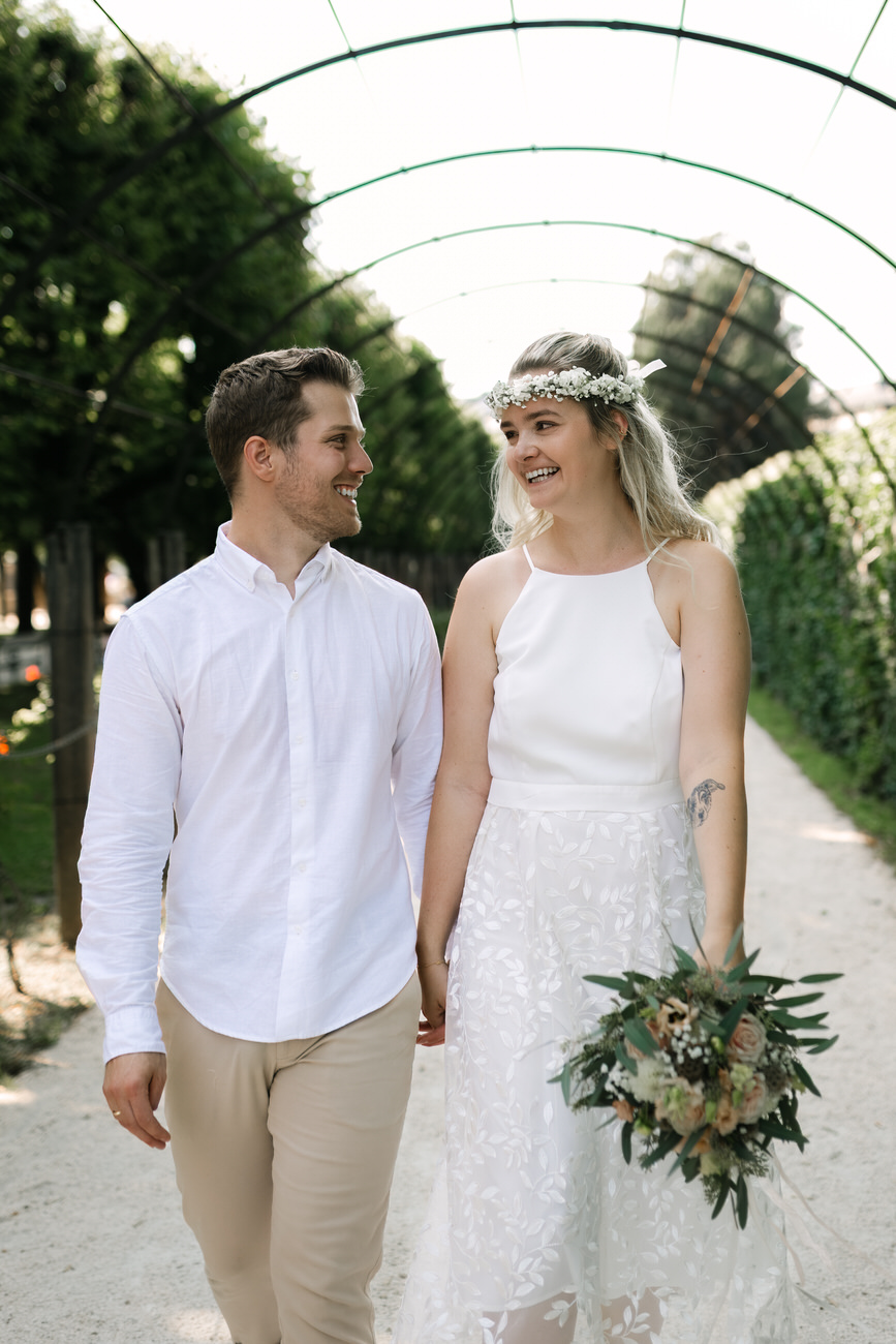 Brautpaar lacht während dem Paarshooting mit dem Hochzeitsfotografen Rosenheim und sieht sich dabei an