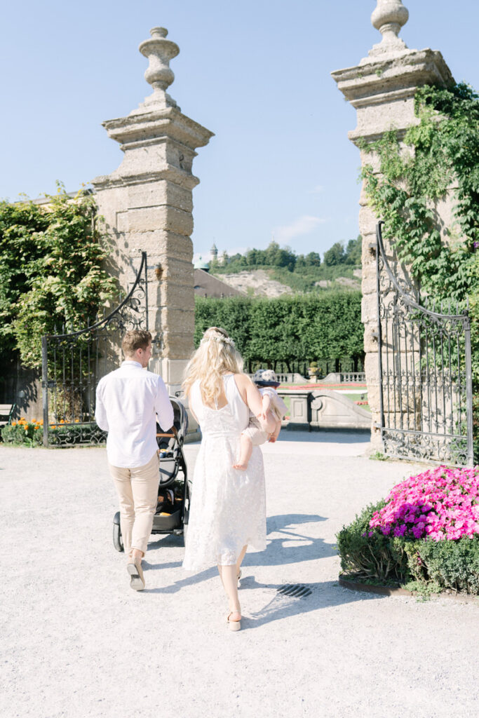 Brautpaar spaziert nach ihrer standesamtlichen Trauung beim Shooting mit dem Hochzeitsfotografen Rosenheim im Park
