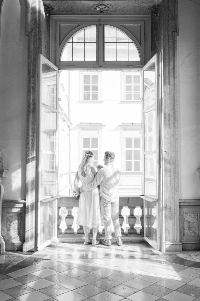 Schwarz weiß Aufnahme von einem Hochzeitspaar am Fenster im Marmorsaal