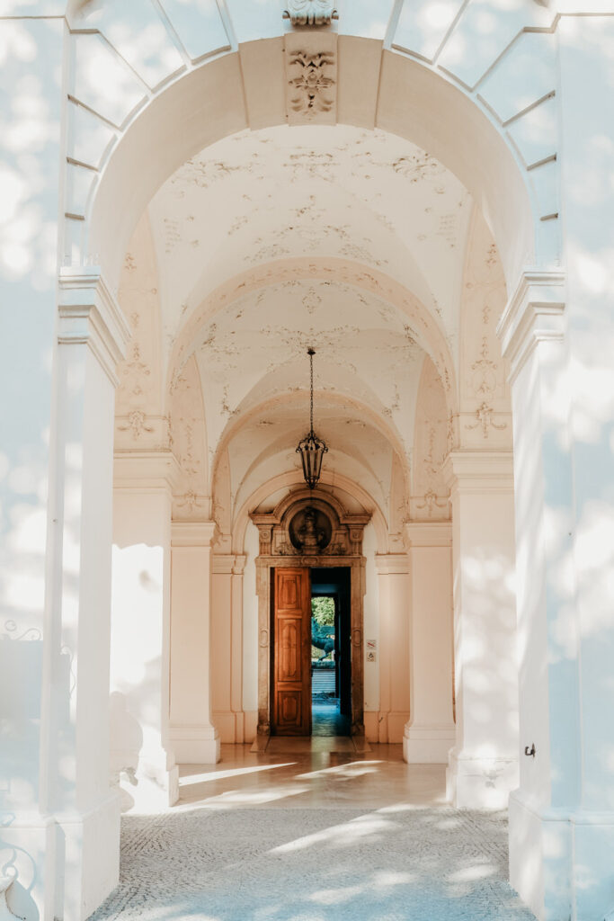 Eingangstür zum Schloss Mirabell in Salzburg mit zum Pegasusbrunnen bei offener Tür