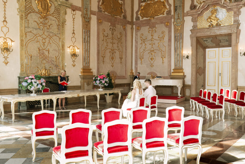 Innenansicht vom Trauzimmer im Schloss Mirabell während einer intimen, kleinen Hochzeitsfeier