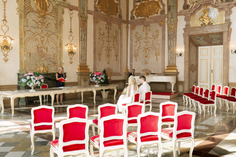 Innenansicht vom Trauzimmer im Schloss Mirabell während einer intimen, kleinen Hochzeitsfeier