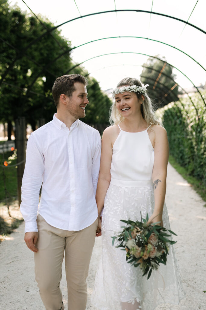Lachendes Hochzeitspaar bei Paarshooting mit Hochzeitsfotografin Rosenheim