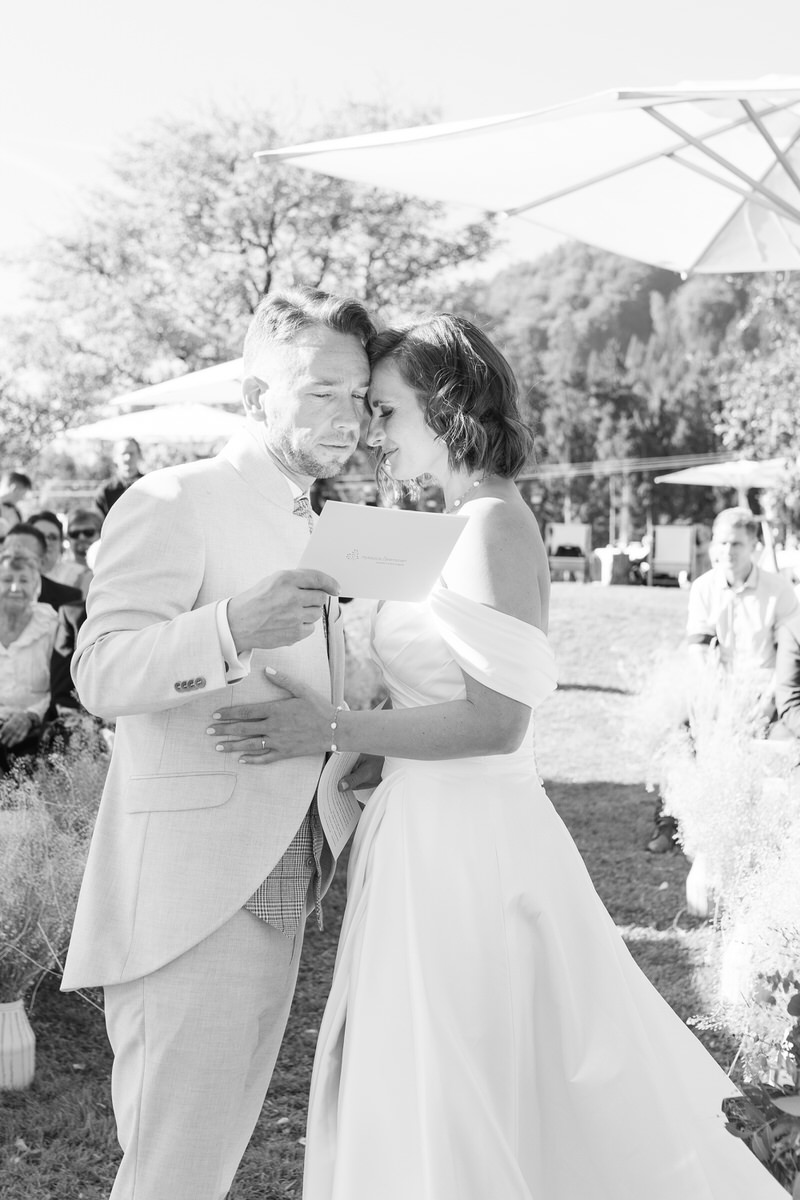 Brautpaar bei ihrer freien Traum in der Nähe von Rosenheim, fotografiert in schwarz-weiß von der Hochzeitsfotograf in Rosenheim