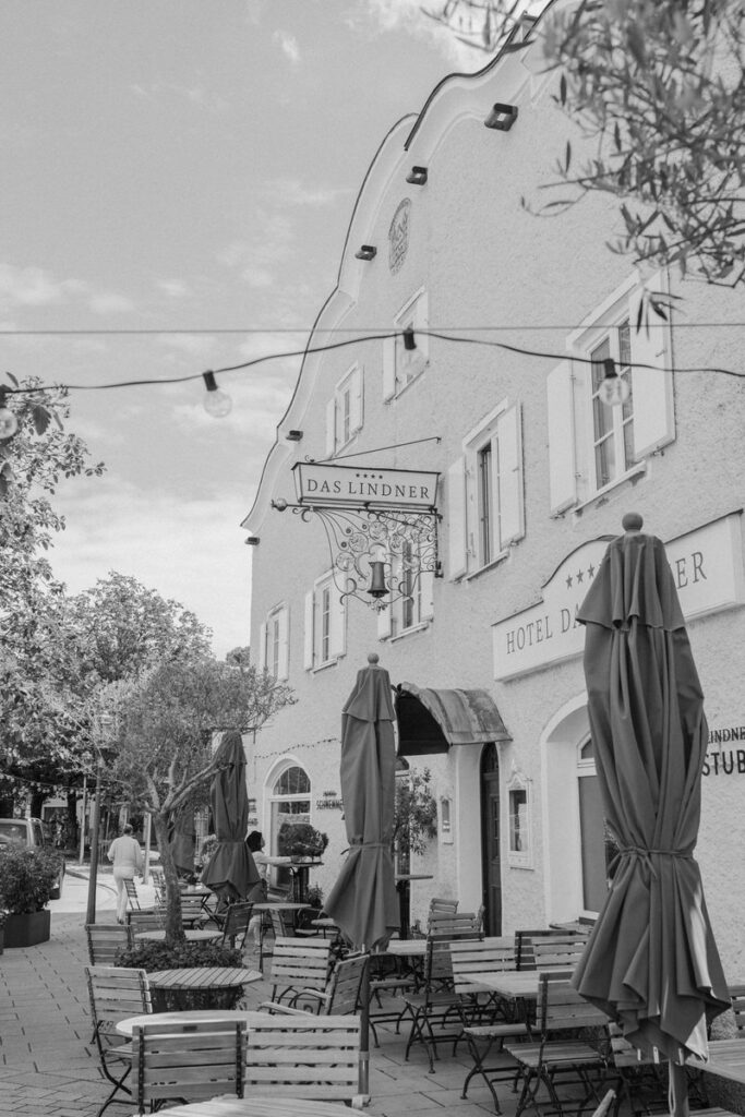 Außenaufnahme der Terrasse das Hotel Lindner in Bad Aibling