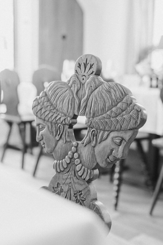 Schwarz-weiß Aufnahme von Holzschnitzereien in einer Hochzeitslocation bei Rosenheim