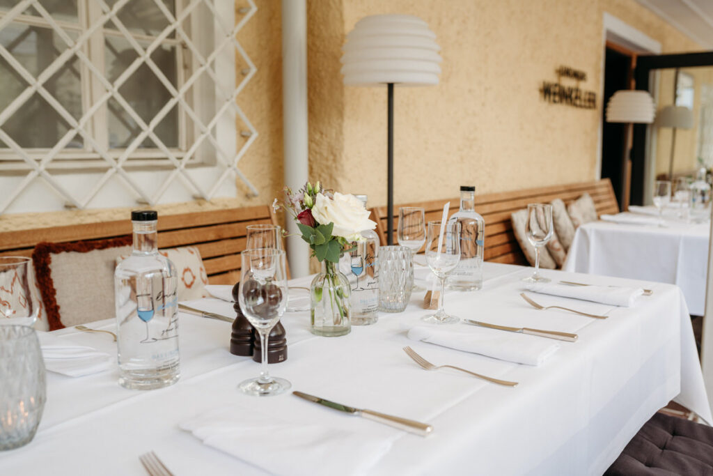 Detailaufnahme vom Hochzeitsfotograf Rosenheim von einem gedeckten Gästetisch bei einer Hochzeit.