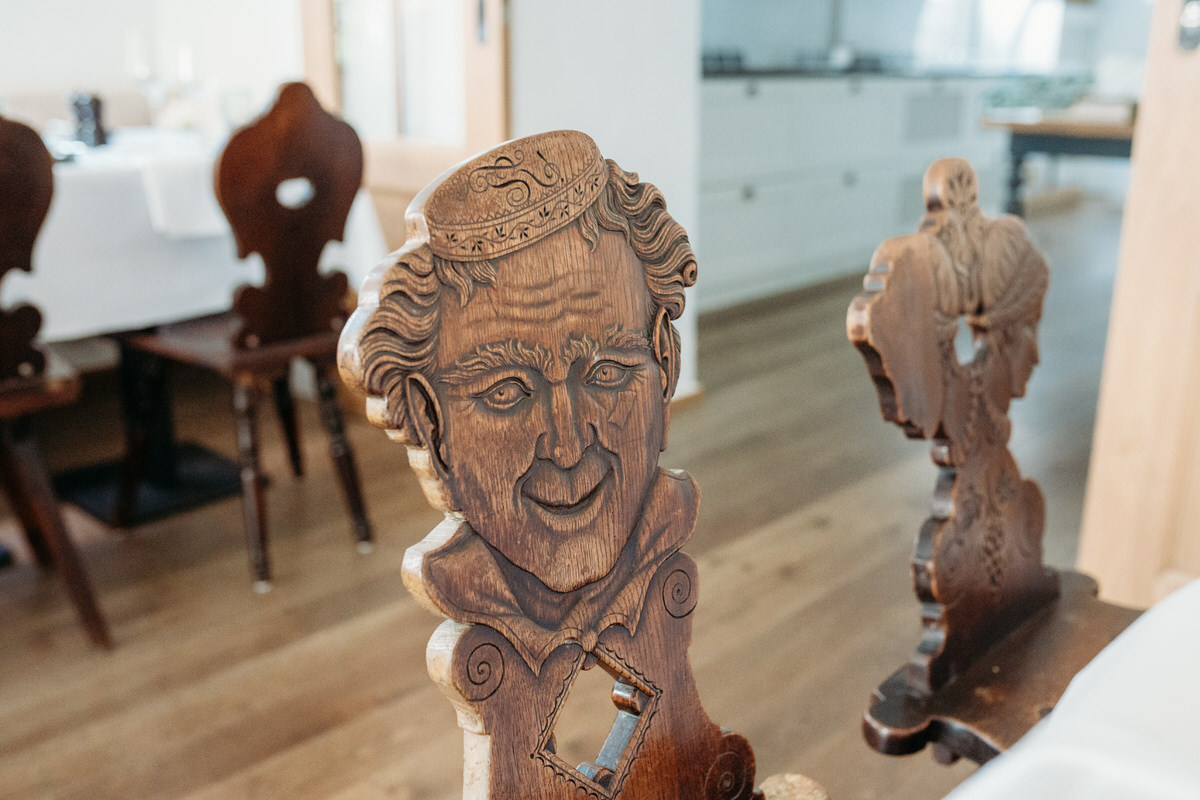 Detailaufnahme von einem geschnitzten Holzstuhl im Hotel Lindner in Bad Aibling