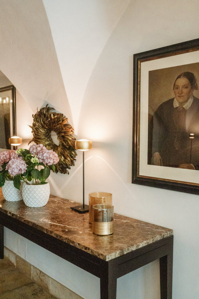 Tisch mit Dekoration und Blumen im Flur der Hochzeitslocation Hotel Lindner