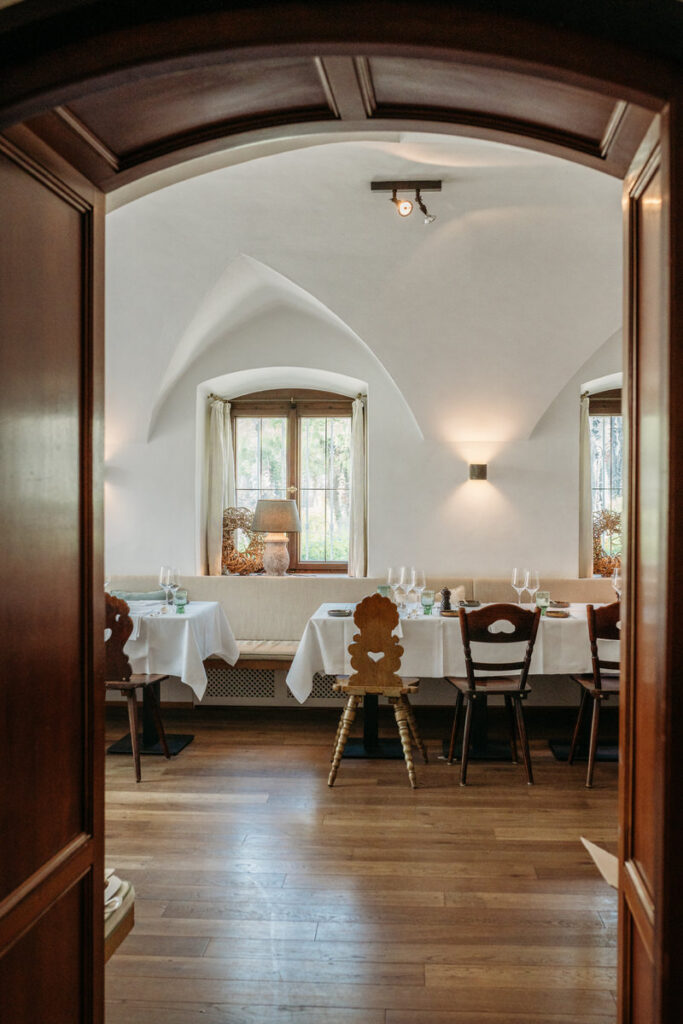 Innenansicht im Hotel Lindner mit dekorierten Tischen für die Hochzeitsgesellschaft