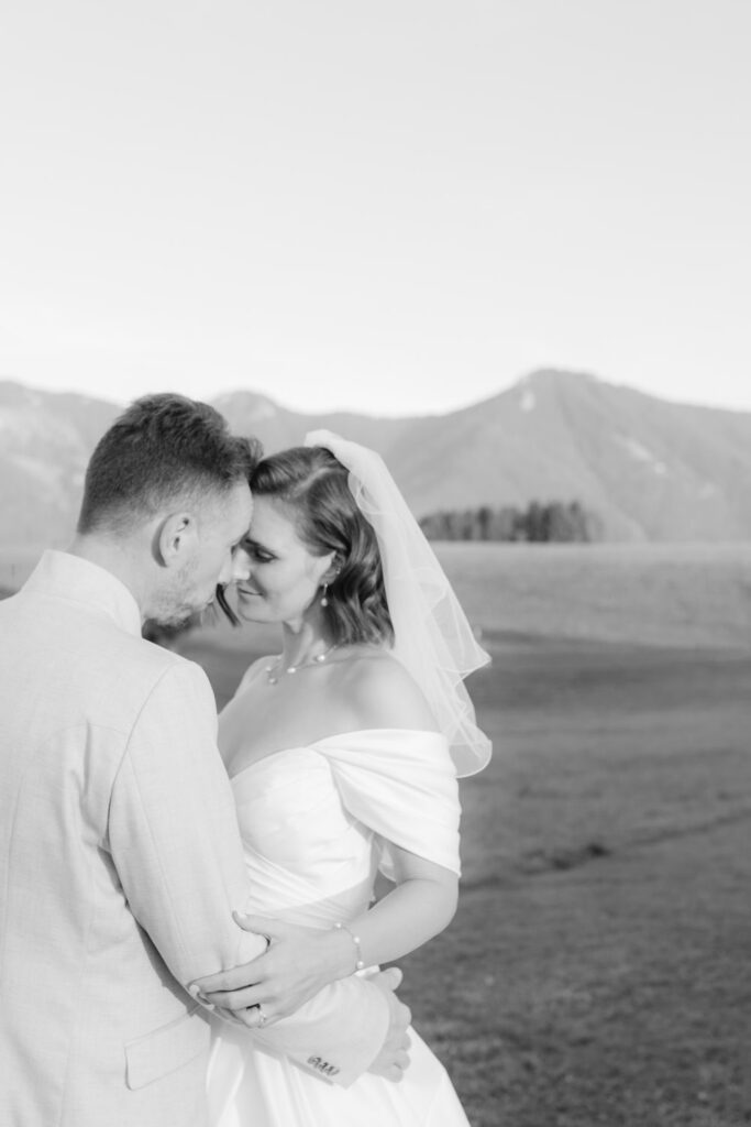 Braut und Bräutigam beim Paarshooting mit Hochzeitsfotograf Rosenheim.