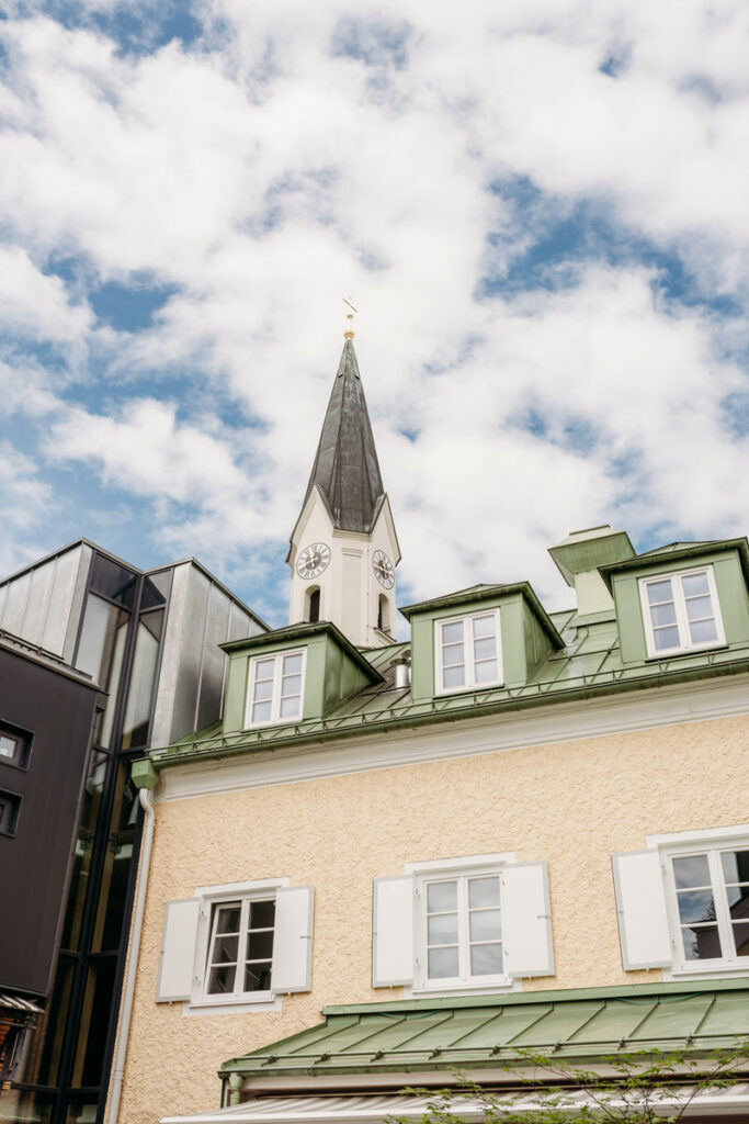 Rückansicht vom Hotel Lindner auf die Kirche Sankt Sebastian am Marienplatz in Bad Aibling.