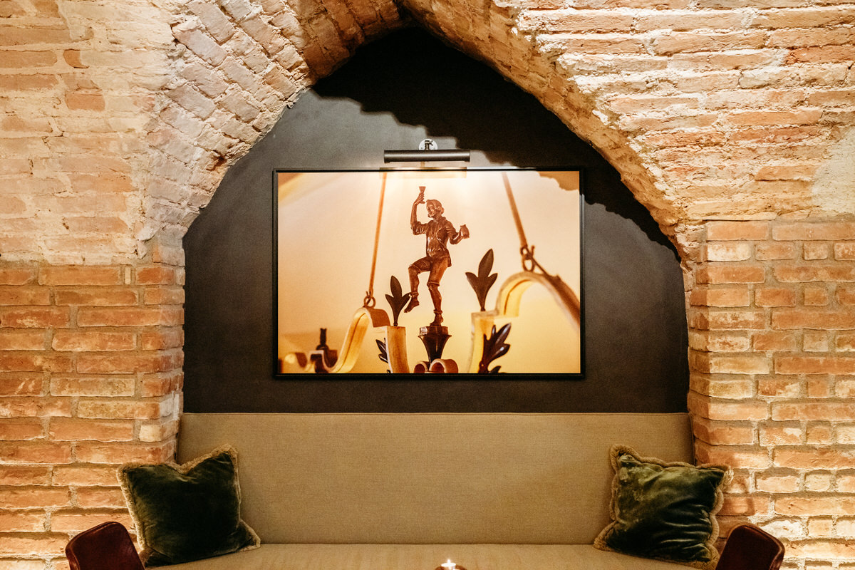 Kunstwerk an einer Wand im Weinkeller des Hotel Lindner