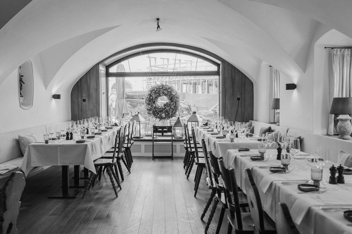 Hochzeitslocation mit dekorierten Tischen bei einer Hochzeitsfeier in Bad Aibling