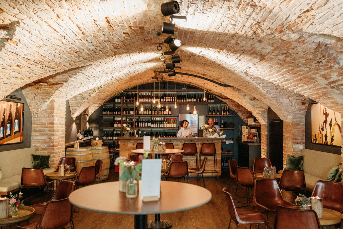 Gesamtsicht auf den Weinkeller im Hotel Lindner mit einem Stehtisch im Vordergrund.