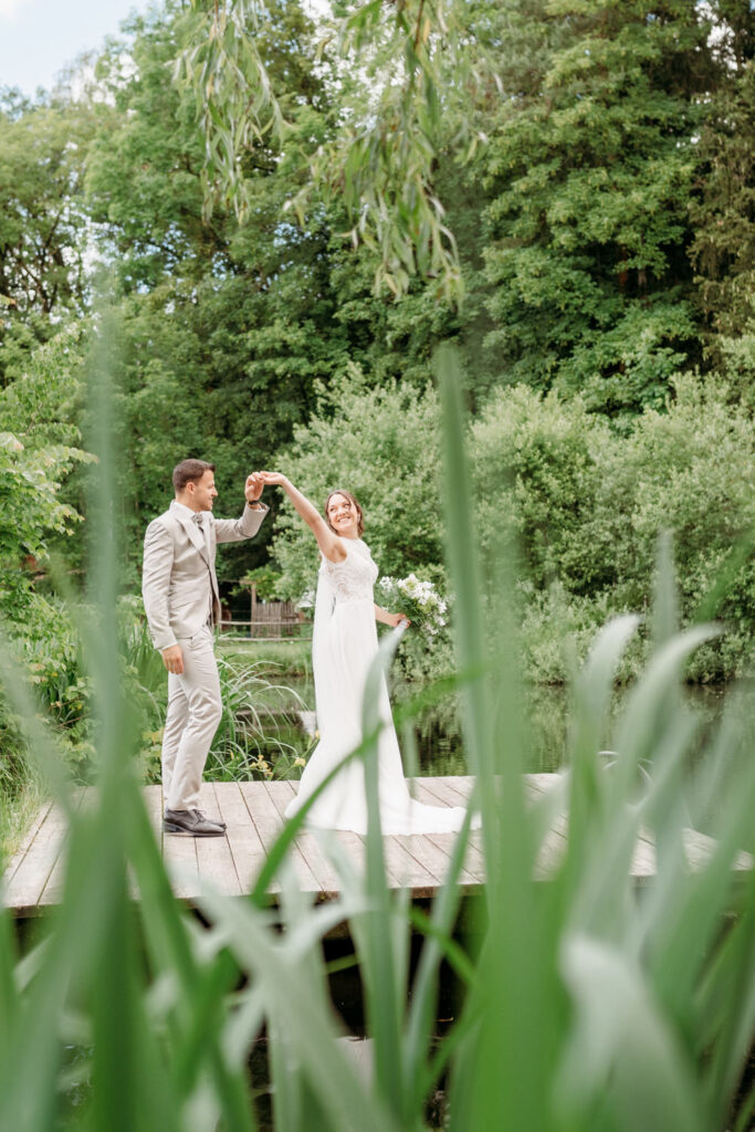 Brautpaar tanzt am Steg bei ihrer Hochzeit in der Nähe von Rosenheim