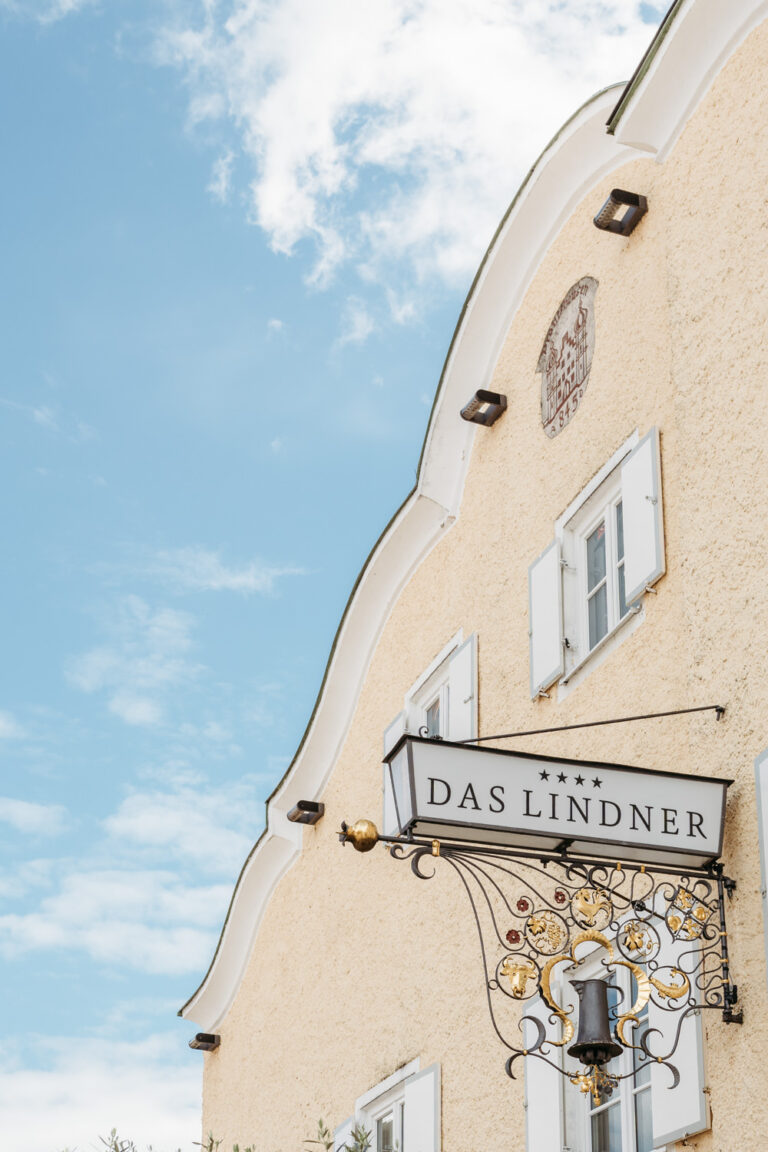 Fassade vom Hotel Lindner mit blauem Himmel