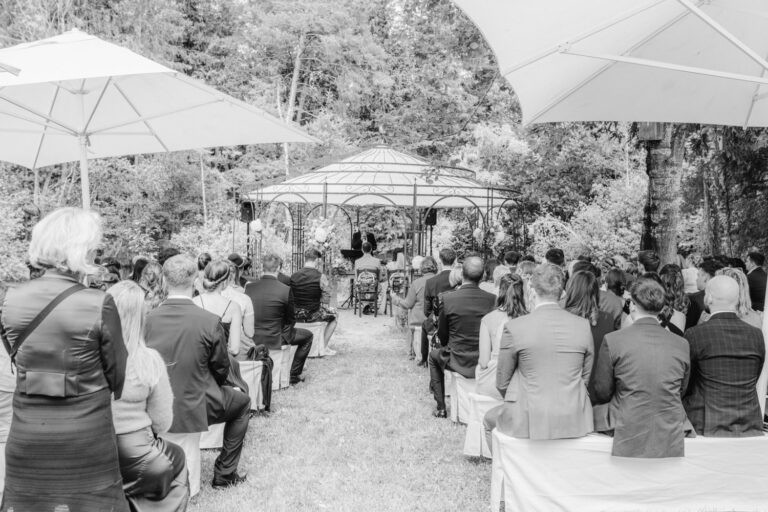 Schwarz weiß Aufnahme von der Hochzeitsgesellschaft einer freien Trauung in Tuntenhausen bei Rosenheim