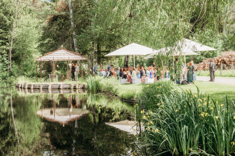 Der Pavillon an der Waldgastätte Filzenklas mit Hochzeitsgästen bei einer freien Trauung